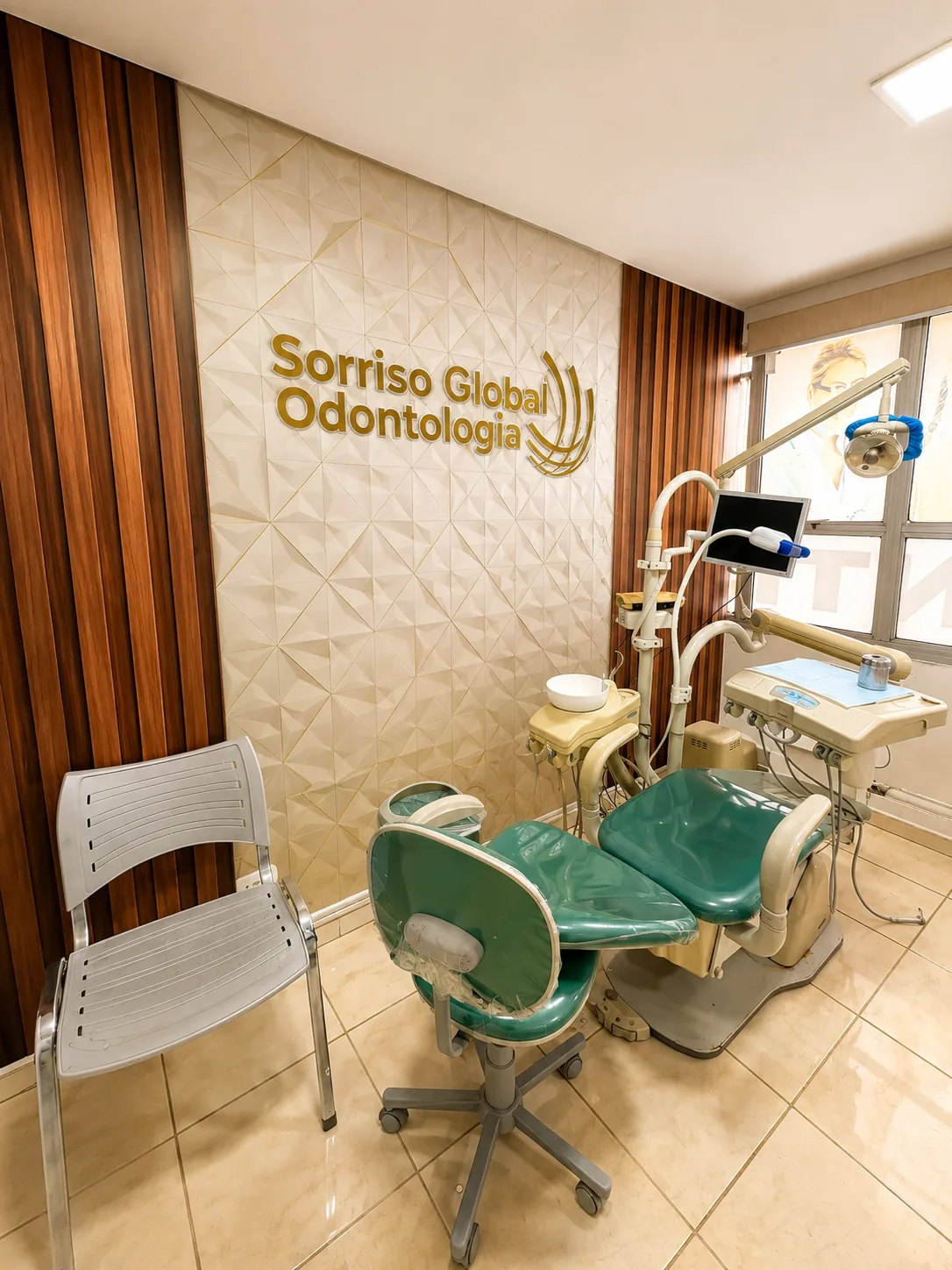 Cadeira odontológica e painel ripado